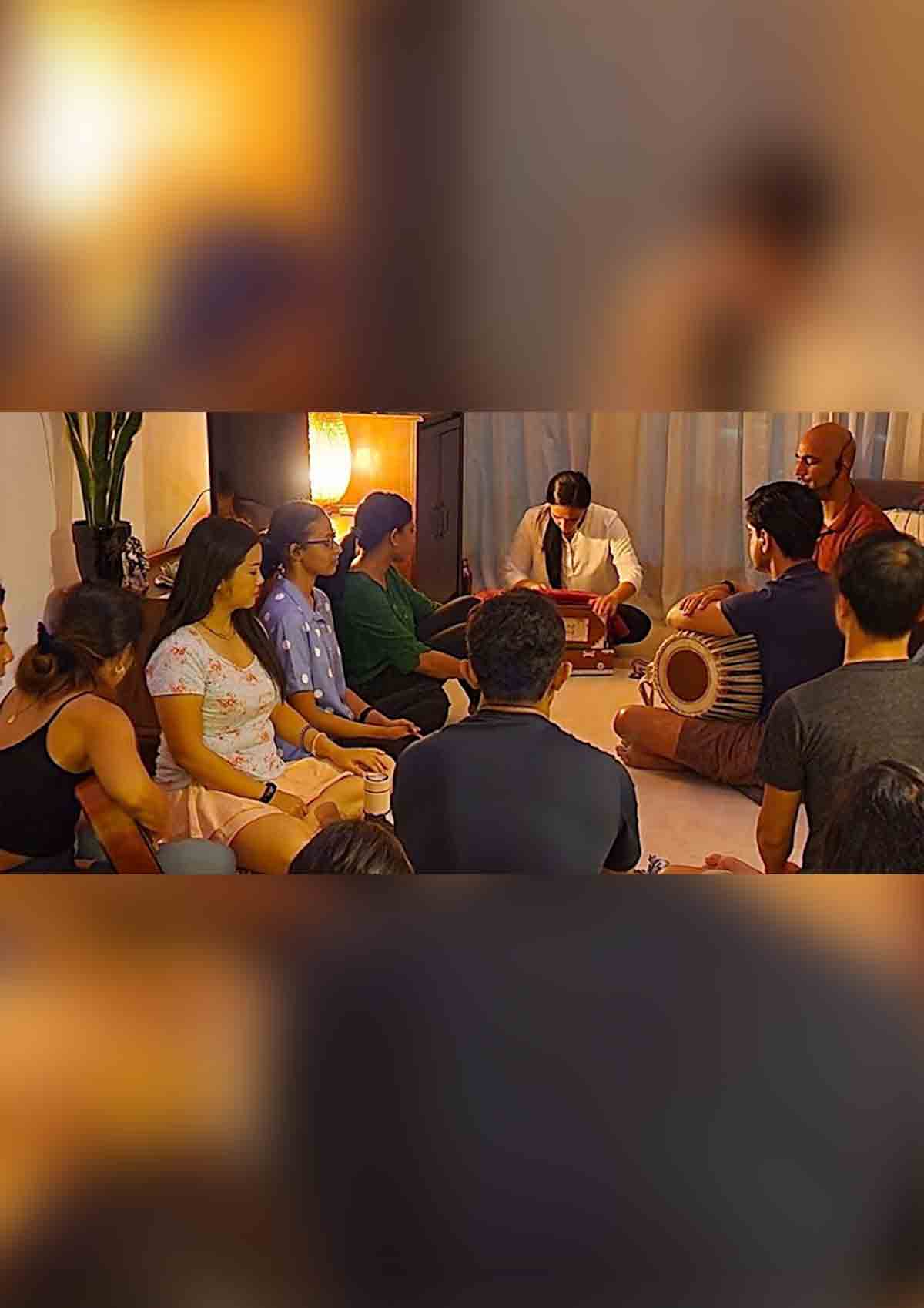 Kirtan - music meditation for healing (Little India) Kirtan - music meditation for healing (Little India)